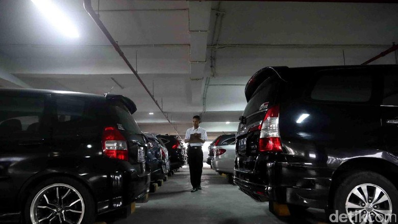 Aturan Beli Mobil Harus Ada Garasi Kalau Bisa Diperluas ke Luar Jakarta Foto: Grandyos Zafna Aturan Beli Mobil Harus Ada Garasi Kalau Bisa Diperluas ke Luar Jakarta Foto: Grandyos Zafna