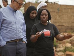 Aksi Bill Gates Minum Kotoran Manusia Hingga Tebus Utang Negara