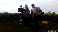 Spot ini juga yang menarik minat sutradara Hollywood, Livi Zheng untuk mengabadikan Sirah Kencong dalam film besutannya. Tampak Livi bersama krunya sedang mengambil gambar (Erliana/detikTravel)