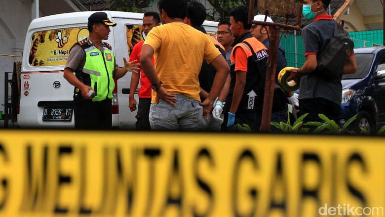 5 Terduga Teroris yang Ditangkap di Sumsel Tertutup Dengan Warga 5 Terduga Teroris yang Ditangkap di Sumsel Tertutup Dengan Warga