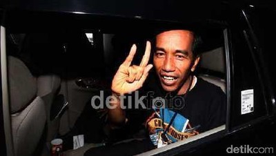 Gaya Santai Jokowi Nonton Konser Musik: GnR hingga Charli XCX