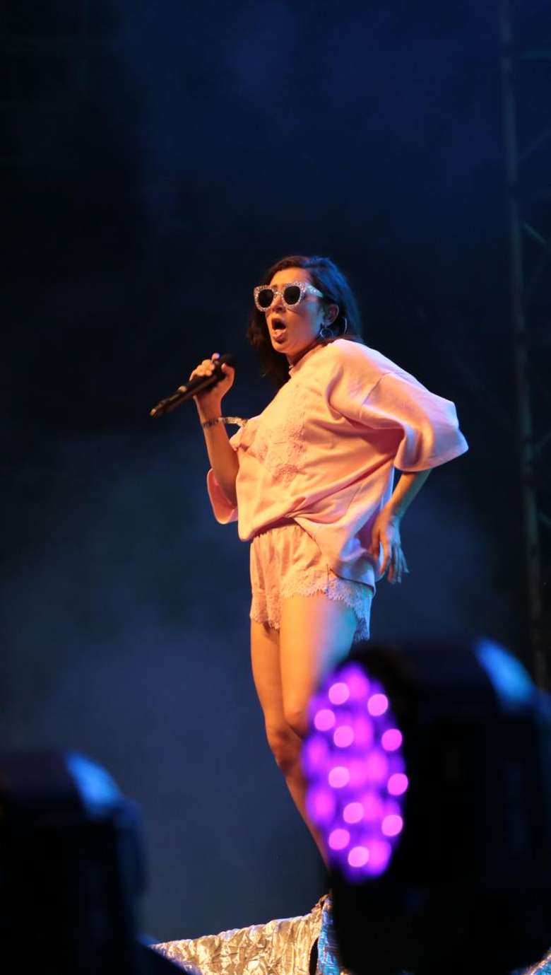 Goyangan Seksi Charli XCX di We The Fest 2017 Goyangan Seksi Charli XCX di We The Fest 2017