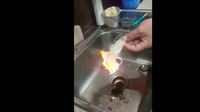 Bihun merupakan produk pangan yang mengandung rantai karbon. Kadar airnya rendah sehingga pasti menyala saat dibakar. Foto: Capture youtube  