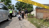 Polisi menemukan baju militer serta senjata tajam jenis sangkur di rumah tersebut.