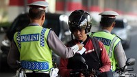 Seorang pemotor terkena tilang.