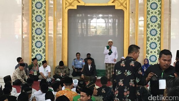 Jokowi Resmikan Pembangunan Masjid dan Asrama Ponpes di Jember