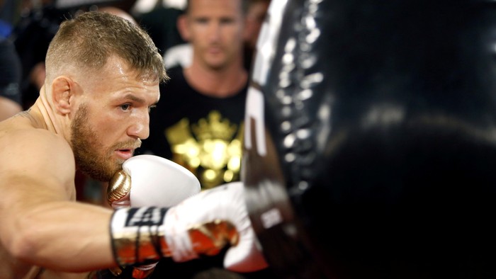 Sarung Tinju Ringan Diklaim Bakal Untungkan McGregor