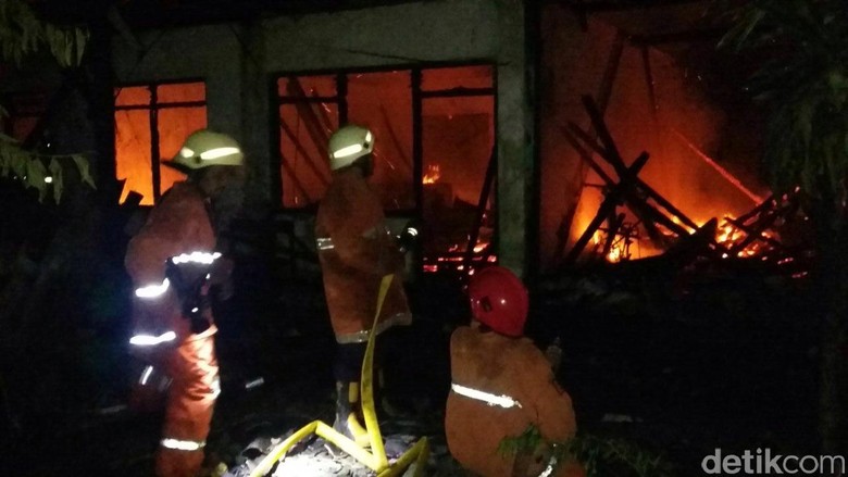 Kebakaran di Jatinegara Kaum Ludeskan Mes Karyawan, Tak Ada Korban Kebakaran di Jatinegara Kaum Ludeskan Mes Karyawan, Tak Ada Korban
