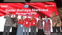 Bank BRI bekerja sama dengan BNN secara serentak memberikan workshop Sadar Bahaya Narkoba Bersama BRI, bagi 2000 orang ketua OSIS dan guru SMA dan sederajad di 19 wilayah kerja BRI di Indonesia.