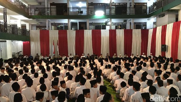 Saat Jokowi Goda 'Si Ganteng' dari Ponpes Assunniyyah Jember