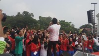 Rupanya Jokowi tidak bermaksud naik panggung. Dia hanya berdiri di barisan paling depan, menonton bersama mahasiswa-mahasiswa itu (Bagus Prihantono/detikcom)