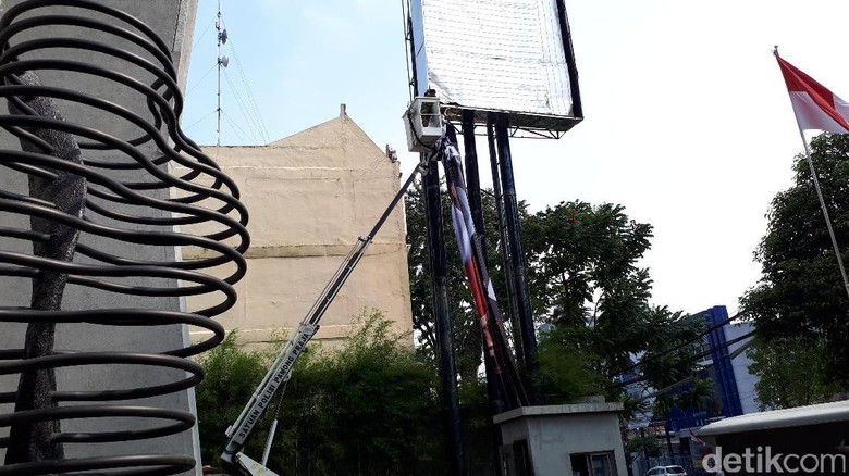 Satpol PP Turunkan Iklan HUT RI Pamer Paha Milik Platinum Satpol PP Turunkan Iklan HUT RI Pamer Paha Milik Platinum