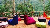 Kalau main ke Lembang, Bandung Anda bia bermain sambil makan enak di Lodge Maribaya. Selain berwisata Anda juga bisa mampir ke The Pines Cafe dan Dapur Hawu. Keduanya sama-sama sajikan latar pemandangan hijau nan cantik. Kalau mau bersantai mencicip kopi dan camilan, Anda bisa mampir ke The Pines Cafe. Tapi kalau lapar berat, langsung saja ke restoran yang sajikan aneka menu Sunda.Foto: Istimewa