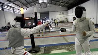 Para atlet anggar berlatih di kawasan Cilandak.
