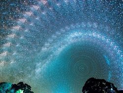 Deretan Ekor Cahaya yang Bikin Mata Terpana