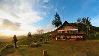 Warung Daweung ini terletak di Bukit Moko. Dengan pemandangan hijau yang indah, Anda bisa menikmati sunrise dan juga sunset. Sambil bersantai, pisang goreng kejunya juga enak dengan segelas kopi hangat.Foto: Istimewa
