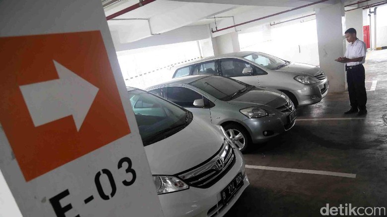 Pemprov DKI Jakarta menggalakkan kembali aturan soal kepemilikan garasi sebelum membeli kendaraan Foto: Grandyos Zafna Pemprov DKI Jakarta menggalakkan kembali aturan soal kepemilikan garasi sebelum membeli kendaraan Foto: Grandyos Zafna