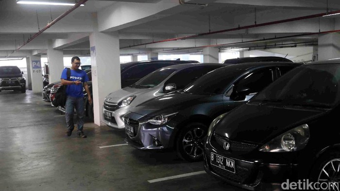 Rencana Kenaikan Tarif Parkir DKI Jakarta

Petugas parkir melakukan pengecekan kendaraan bermotor roda empat di area gedung parkir Plaza Bank Mandiri, Jakarta, Jumat (11/08/2017). Kepala Dinas Perhubungan DKI Jaakarta Andri Yansyah, menyatakan bahw