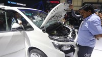 Dari segi desain, Toyota Voxy terlihat mewah dan futuristik. Mobil yang disebut sebagai baby Vellfire ini memang mirip dengan MPV mewah Toyota Vellfire.