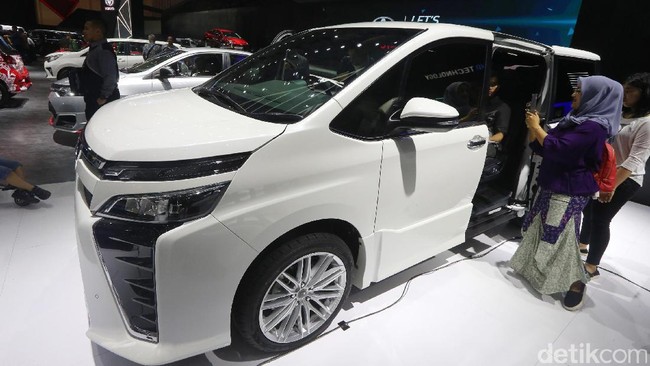 Mobil yang Cocok untuk Antar-Jemput Pramugari