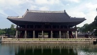 Salah satu spot foto asyik di Istana Gyeongbokgung adalah Anjungan Gyeonghoeru. Letaknya berada di atas air. Bangunan ini digunakan sebagai tempat acara hiburan, maupun penyelenggaraan upacara minta hujan (Niken/detikTravel)