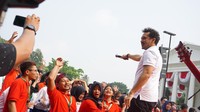 Giring Nidji menyanyi dalam acara Program Penguatan Pendidikan Pancasila di Istana Bogor. Peserta acara yang terdiri dari para mahasiswa melompat-lompat mengikuti hentakan lagu (Bagus Prihantono/detikcom)