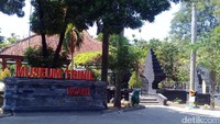 Museum Trinil di Ngawi, Jawa Timur terlihat lengang dan sepi pengunjung. Padahal selama bulan Agustus 2017 ini tiket masuk ke dalam museum sudah digratiskan. Ini sesuai dengan himbauan dari Kementerian Pendidikan dan Kebudayaan (Sugeng/detikTravel)