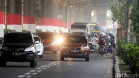 Beginilah aksi pengendara sepeda motor yang nekat berbalik arah melawan arus untuk menghindari operasi zebra yang digelar Satlantas Polres Jakarta Timur.