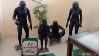 Di dalam museum, kita bisa melihat tugu bergambar anak panah yang menunjuk arah timur laut bertuliskan P.e 175 m. Artinya, dari tugu itu, 175 meter ke arah timur laut, adalah lokasi ditemukannya fosil Pithecanthropus Erectus oleh Eugene Dubois (Sugeng/detikTravel)