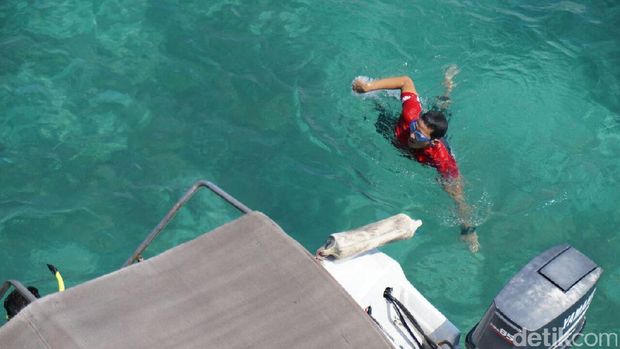 Saat Sandiaga Lompat di Atas Jembatan Cinta Pulau Tidung