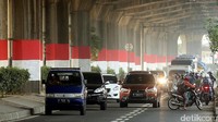 Beberapa diantaranya nyaris menabrak pengendara lain.