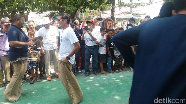 Ke Pulau Tidung, Sandiaga Bersihkan Pantai dan Ikut Balap Karung