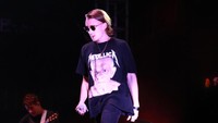 Ia membawakan lagu Bad 4 U. Saat itu penonton semakin gila menari mengikuti irama. Foto: Hanif Hawari/detikHOT