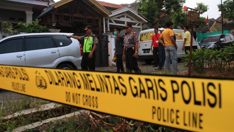 Densus 88 Tangkap Terduga Teroris Kampung Melayu di Jatinangor Densus 88 Tangkap Terduga Teroris Kampung Melayu di Jatinangor