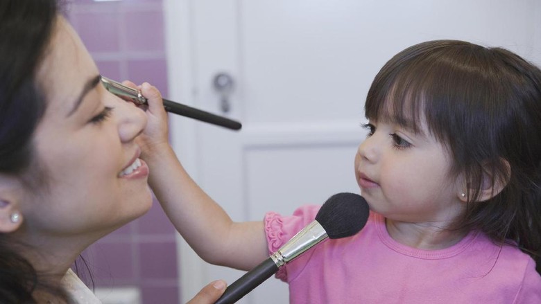 Ilustrasi anak dandan/ Foto: thinkstock Ilustrasi anak dandan/ Foto: thinkstock