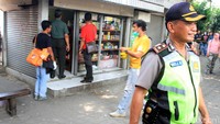 Setelah menggeledah ruko milik kakak kandung DG, polisi melanjutkan aktivitas serupa di toko obat herbal dikelola DG yang lokasinya berada di seberang ruko tersebut. Penggeledahan berlangsung selama 20 menit. Di toko obat herbal ini polisi membawa barang bukti sejumlah buku dan hardisk milik DG.