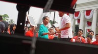 Giring pun berusaha merayu Jokowi. Tetapi, Jokowi belum mau. Akhirnya lagu tetap dimainkan (Bagus Prihantono/detikcom)