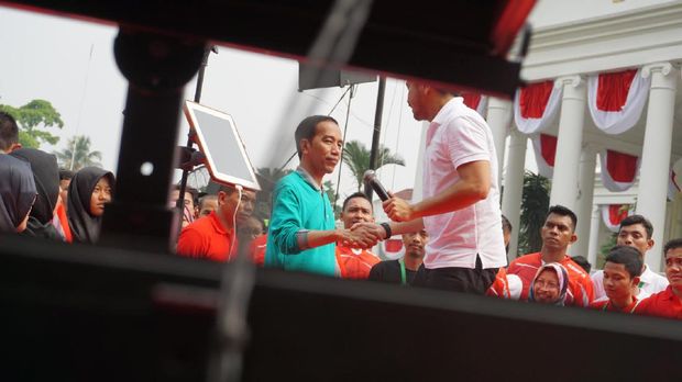 Giring mengajak Jokowi bernyanyi bersama.