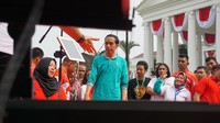 Saat Nidji beraksi menyanyi, tiba-tiba Jokowi mendekat ke panggung. Wah, mau ikut bernyanyi nih? (Bagus Prihantono/detikcom)