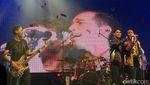 Gaya Santai Jokowi Nonton Konser Musik: GnR hingga Charli XCX