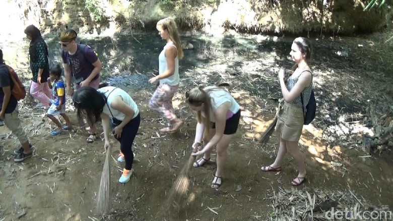Gembiranya Puluhan Mahasiswa Asing Ini Gotong Royong Bersih Sungai Gembiranya Puluhan Mahasiswa Asing Ini Gotong Royong Bersih Sungai