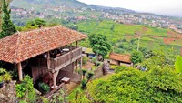 Kopi Ireng jadi salah satu tempat minum kopi yang terkenal di Bandung. Tempatnya cukup tinggi dan terletak di area bukit yang tinggi di kota Bandung. Karena tempatnya tinggi, Anda tentu bisa dengan mudah melihat pemandangan Bandung sambil menikmati secangkir kopi panas. Slurp!   Foto: Istimewa