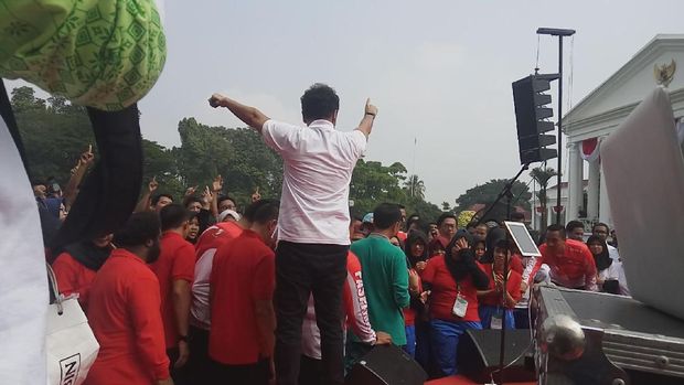 Saat lagu sudah hampir habis, Jokowi mengulurkan tangan ke Giring. Dia hendak berpamitan karena harus bertolak menuju Jember, Jawa Timur.