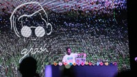 DJ tersebut membawakan tiga lagu hingga Gnash datang bersama seorang pemain gitar.  Foto: Hanif Hawari/detikHOT
