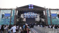 Ada 3 panggung di We The Fest 2017. Panggung-panggung tersebut adalah WTF! Stage, This Stage is Banana, dan Another Stage. Foto: Hanif/detikHOT