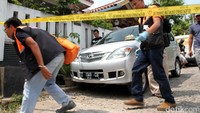 Penggeledahan dilakukan personel Densus 88 di rumah bercat putih yang di halamannya terparkir mobil Grand Max bertuliskan Be Happy. Proses penggeledahan berlangsung selama satu jam.