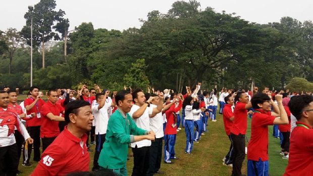 Presiden Jokowi mengajak semua peserta Program Penguatan Pendidikan Pancasila senam pagi bersama.