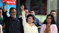 Massa meneriakan yel-yel.