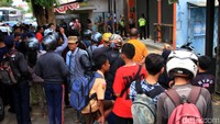 Penggeledahan itu disaksikan puluhan warga.