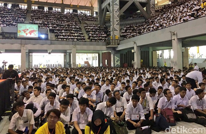Menteri Keuangan Sri Mulyani Indrawati menjadi pembicara dalam Orientasi Kehidupan Kampus (OKK) UI. Ia bicara di depan 8.000 orang mahasiswa baru UI.